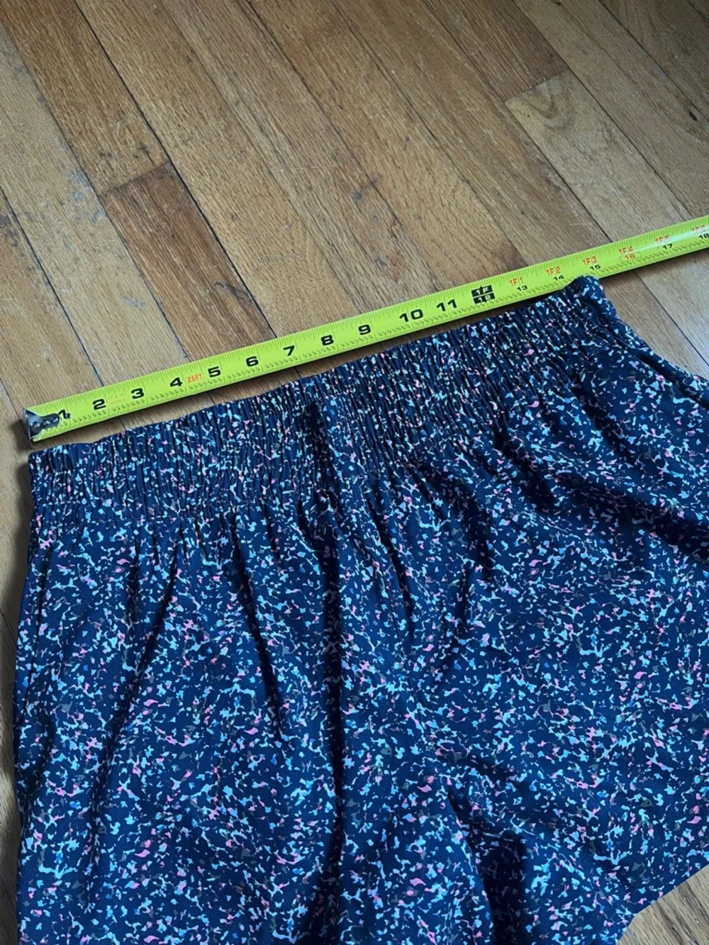 ATHLETA Weekender Mid Rise 3" Run Short Sz M Misha camo navy - Picture 7 of 12